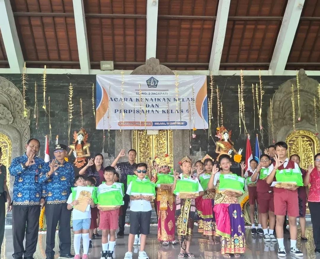 Pemberian Bingkisan Kepada Siswa Berprestasi oleh Pemerintah Desa